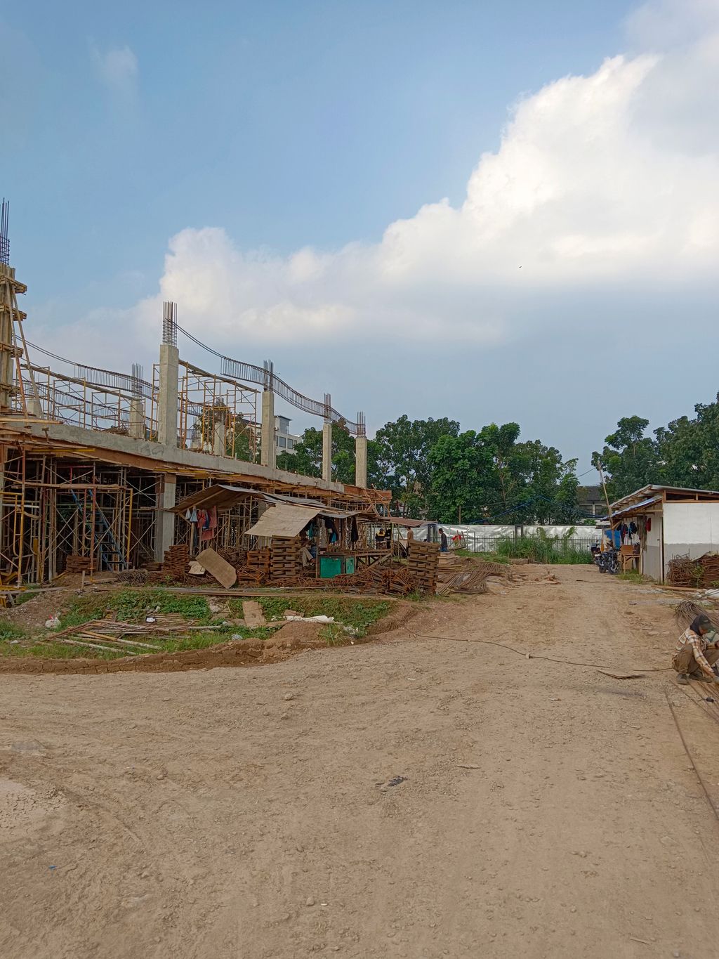 foto posisi tengah perumahan Kiara Artha Park Business Center
