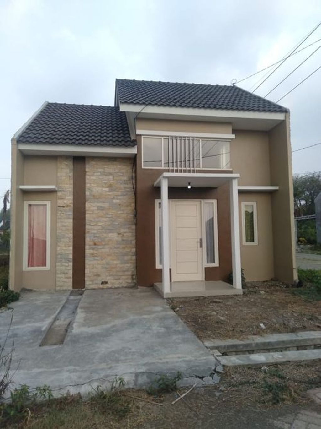 foto tampak rumah tipe 45/84 perumahan GRAND EMERALD PURI