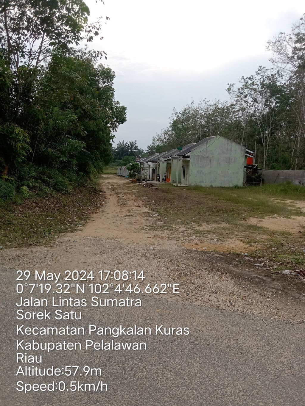 foto gerbang perumahan KAMPUNG BERLIAN