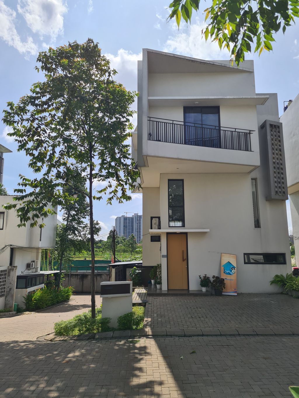 foto tampak rumah tipe V Townhouse Blok E No 7 perumahan V Townhouse
