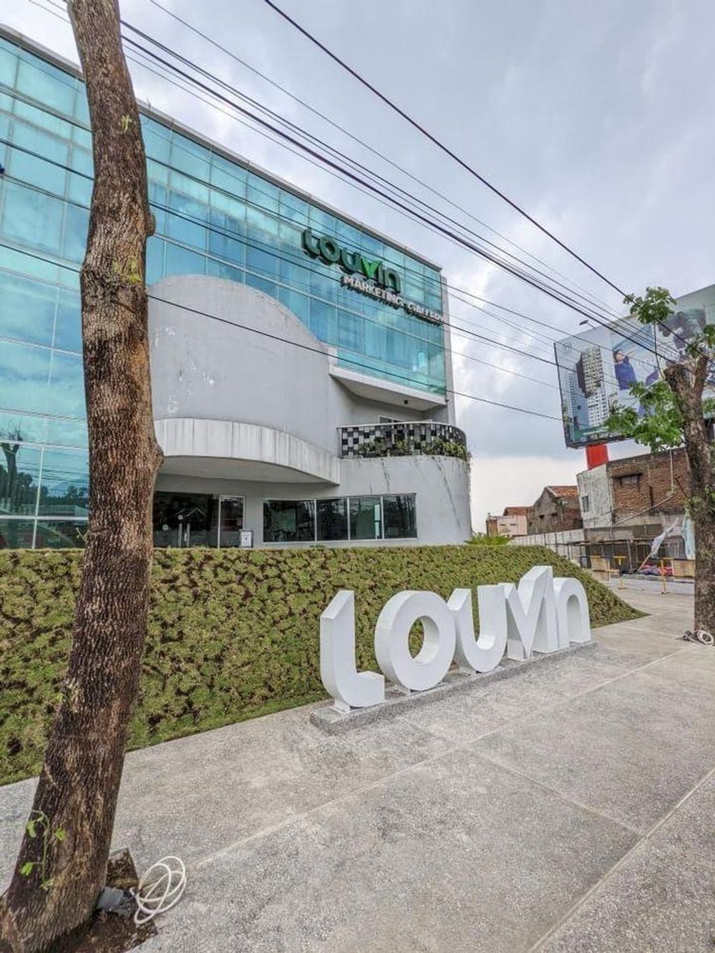 foto gerbang perumahan LOUVIN