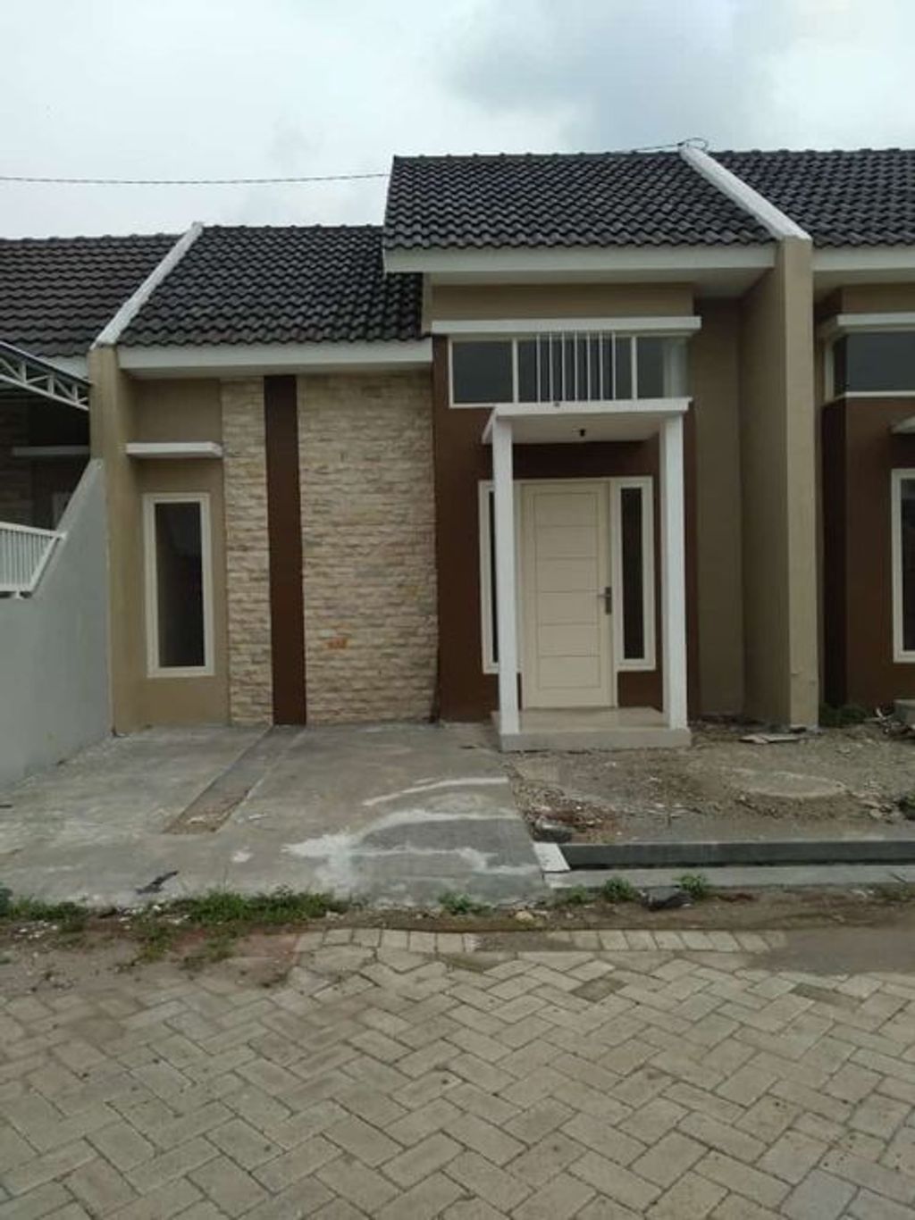 foto tampak rumah tipe 36/66 perumahan GRAND EMERALD PURI