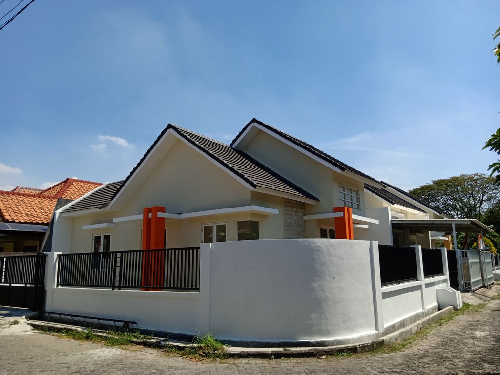 foto tampak rumah tipe U-12B perumahan Wisma Mukti