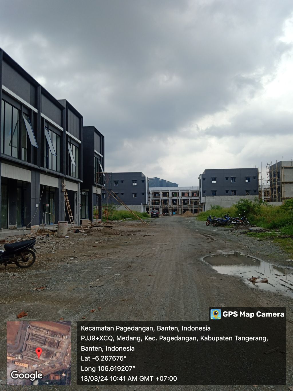 foto posisi tengah perumahan Ruko Hampton Avenue