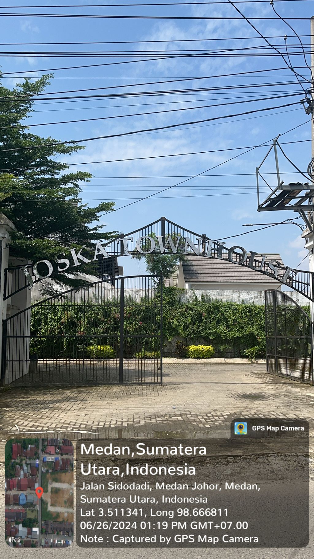 foto gerbang perumahan Joska Townhouse