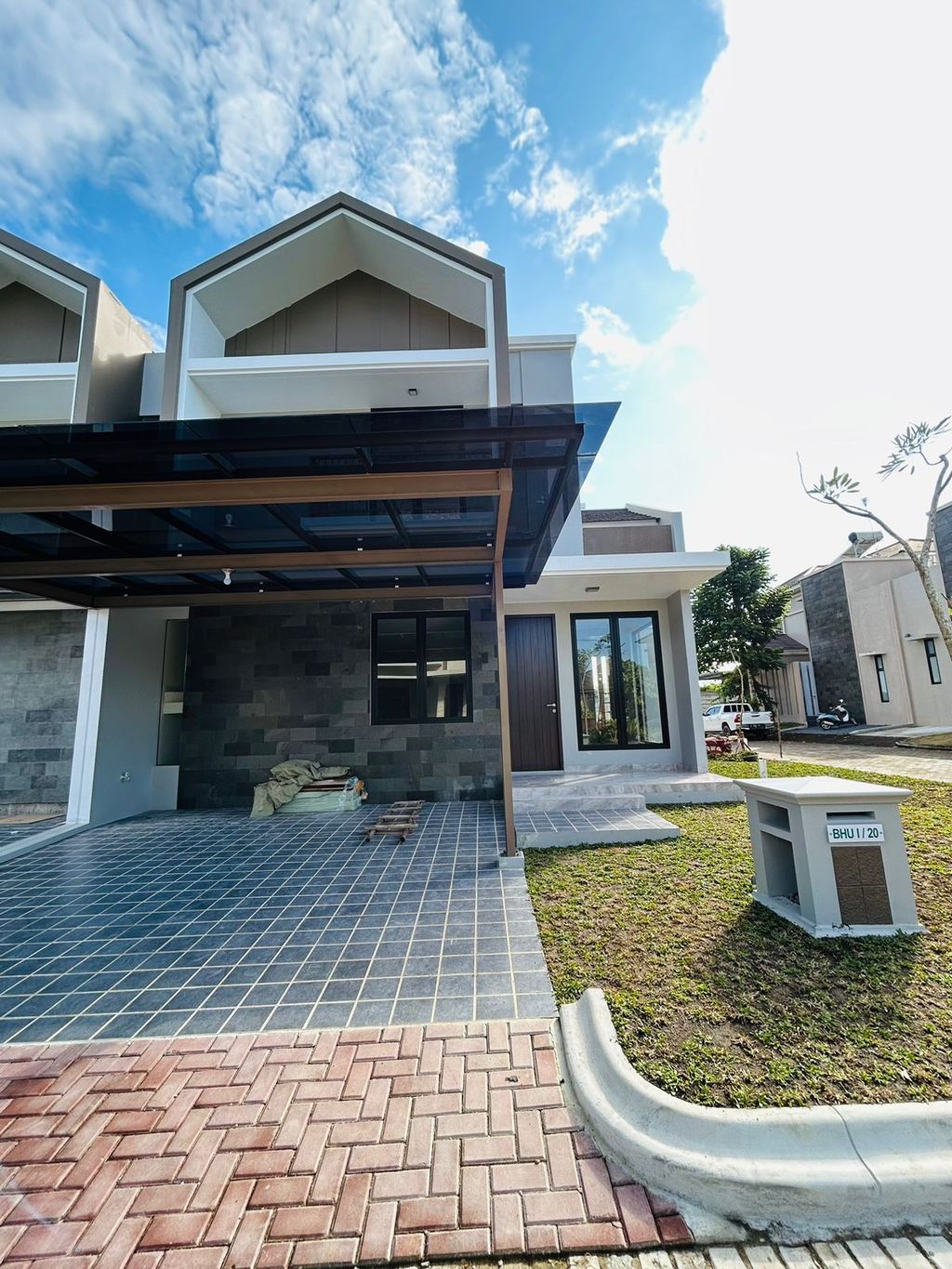 foto tampak rumah tipe PAVILION 8 - BHU I (HOOK) perumahan Perumahan Bukit Hijau
