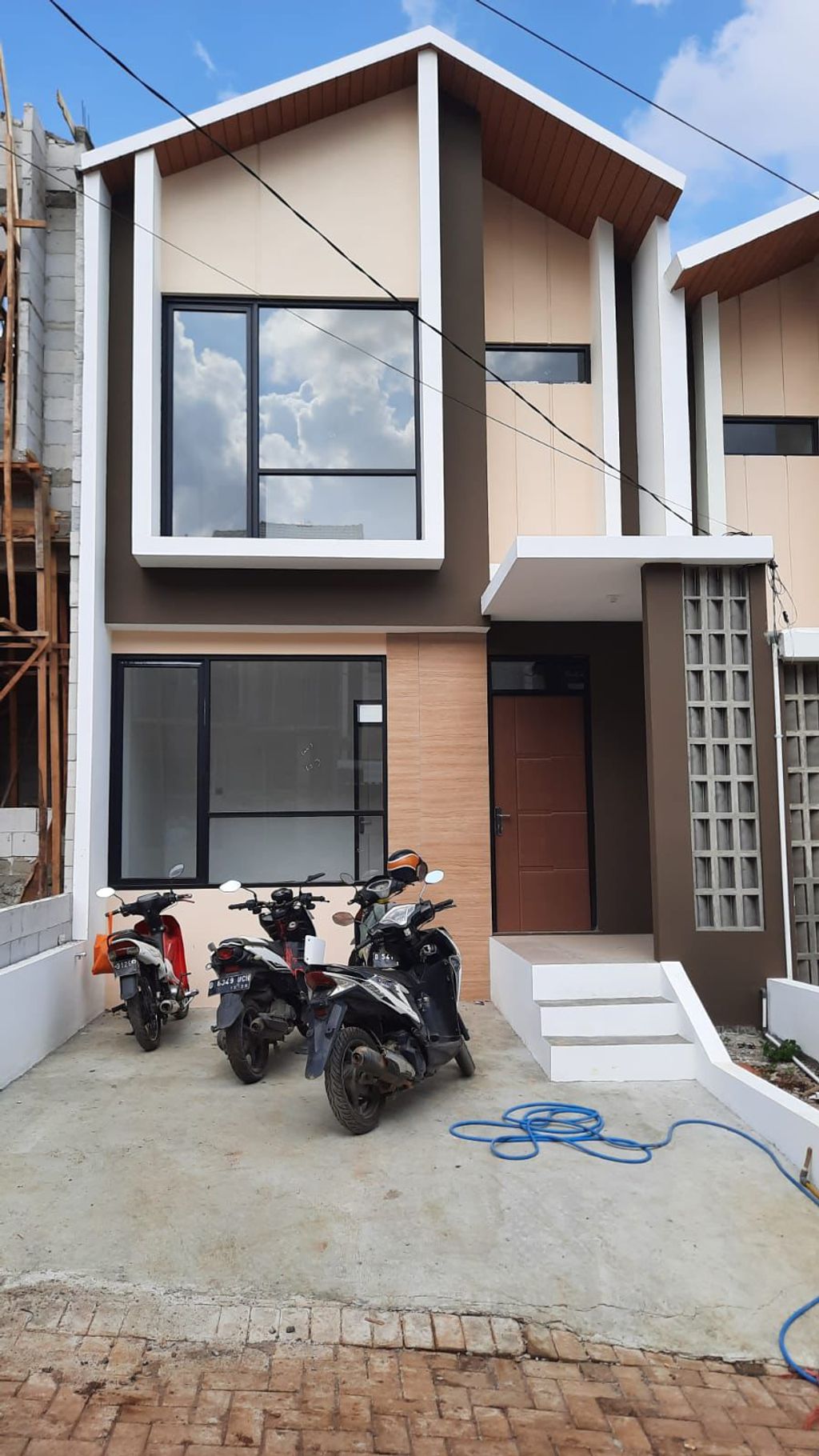 foto tampak rumah tipe 33 Mezzanine (414) perumahan G-Land Padalarang Valley