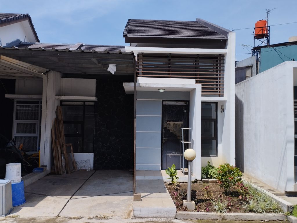 foto tampak rumah tipe 54 perumahan Mustika Townhouse