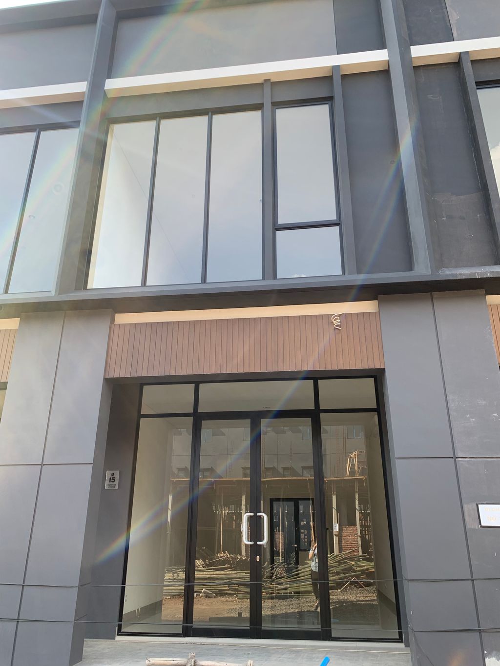 foto tampak rumah tipe HAMPTON 2/B/15 perumahan Ruko Hampton Avenue