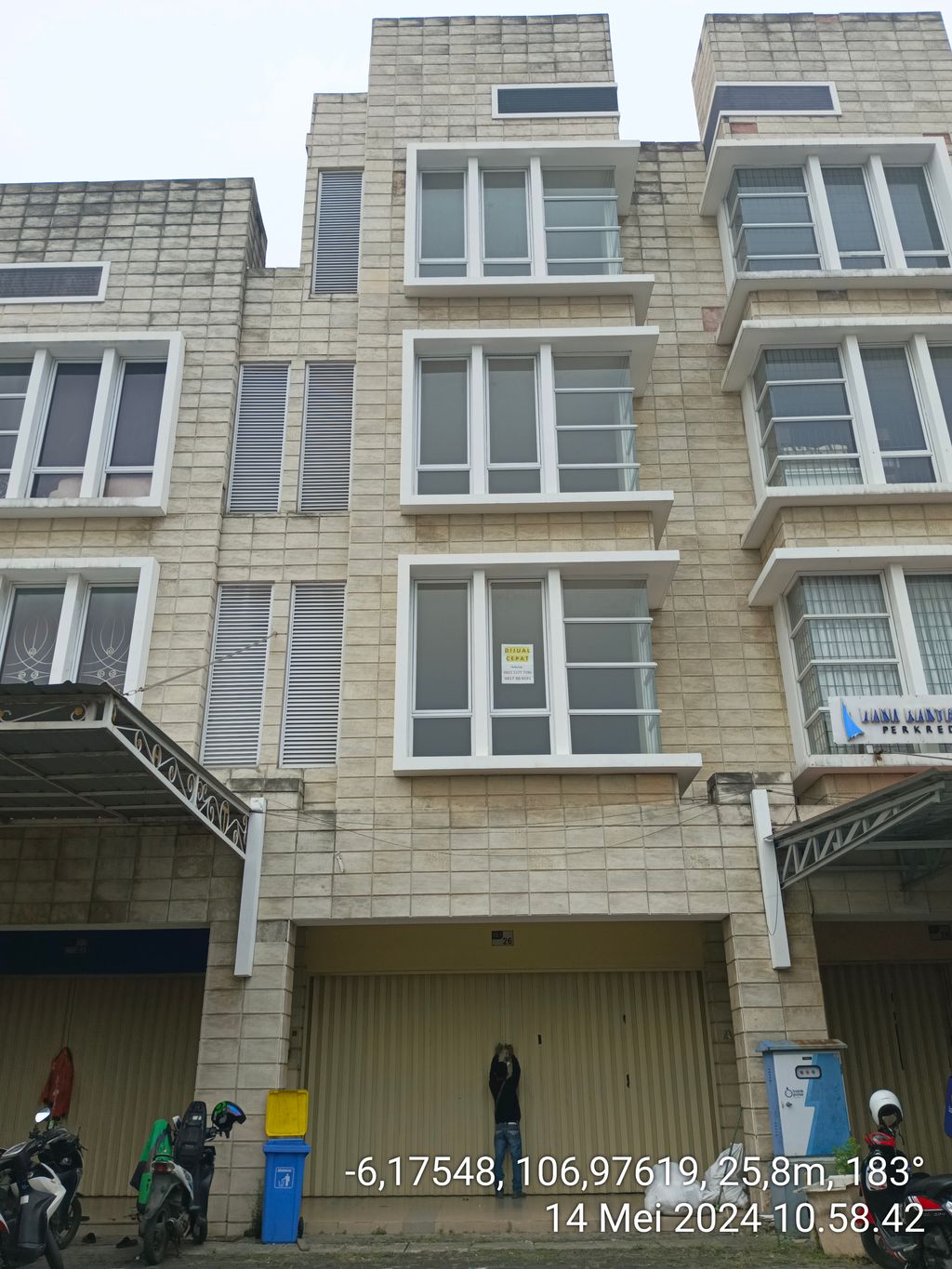 foto tampak rumah tipe 327/108 perumahan EMERALD BOULEVARD KHI