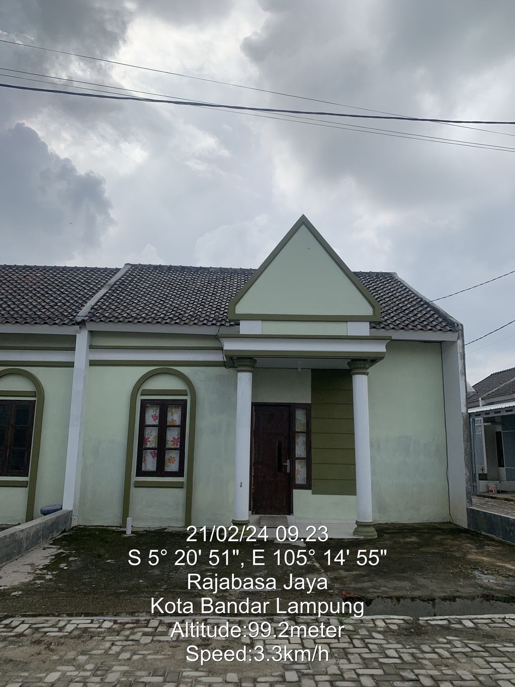 foto tampak rumah tipe E perumahan La Bella Residence