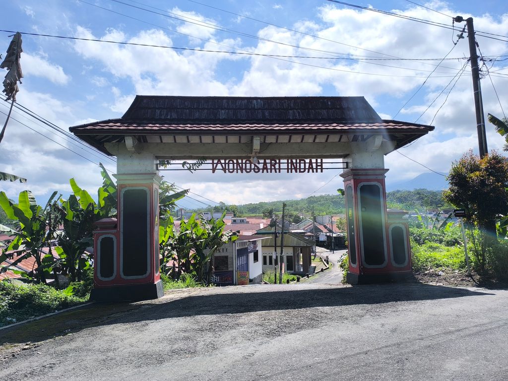 foto gerbang perumahan WONOSARI INDAH