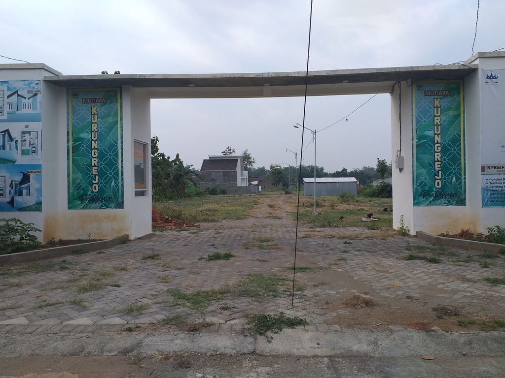 foto gerbang perumahan mutiara kurungrejo residence