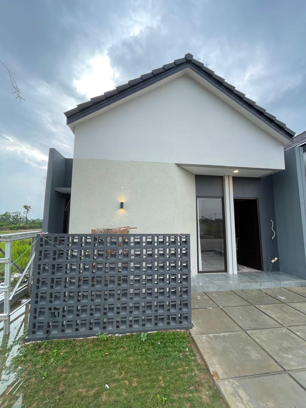 foto tampak rumah tipe SIENA perumahan GRAND MONERO