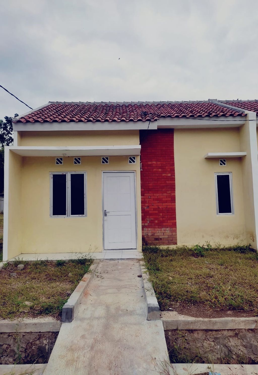 foto tampak rumah tipe 30/60 perumahan Griya Leuwimunding Permai