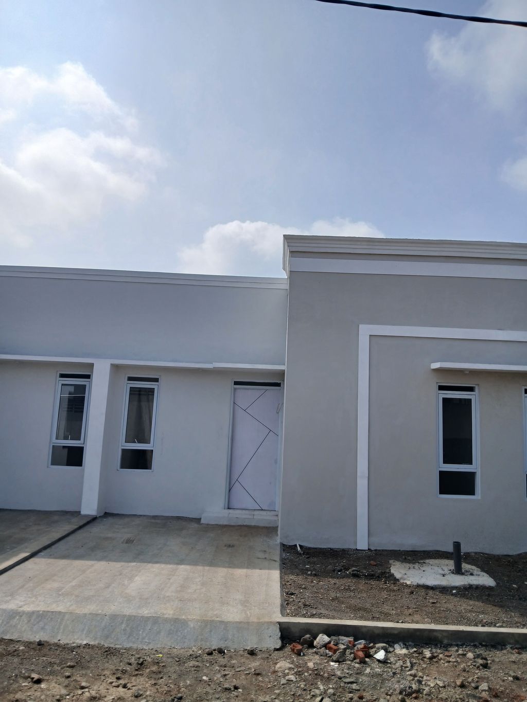 foto tampak rumah tipe 34/87 perumahan Parahyangan Residence