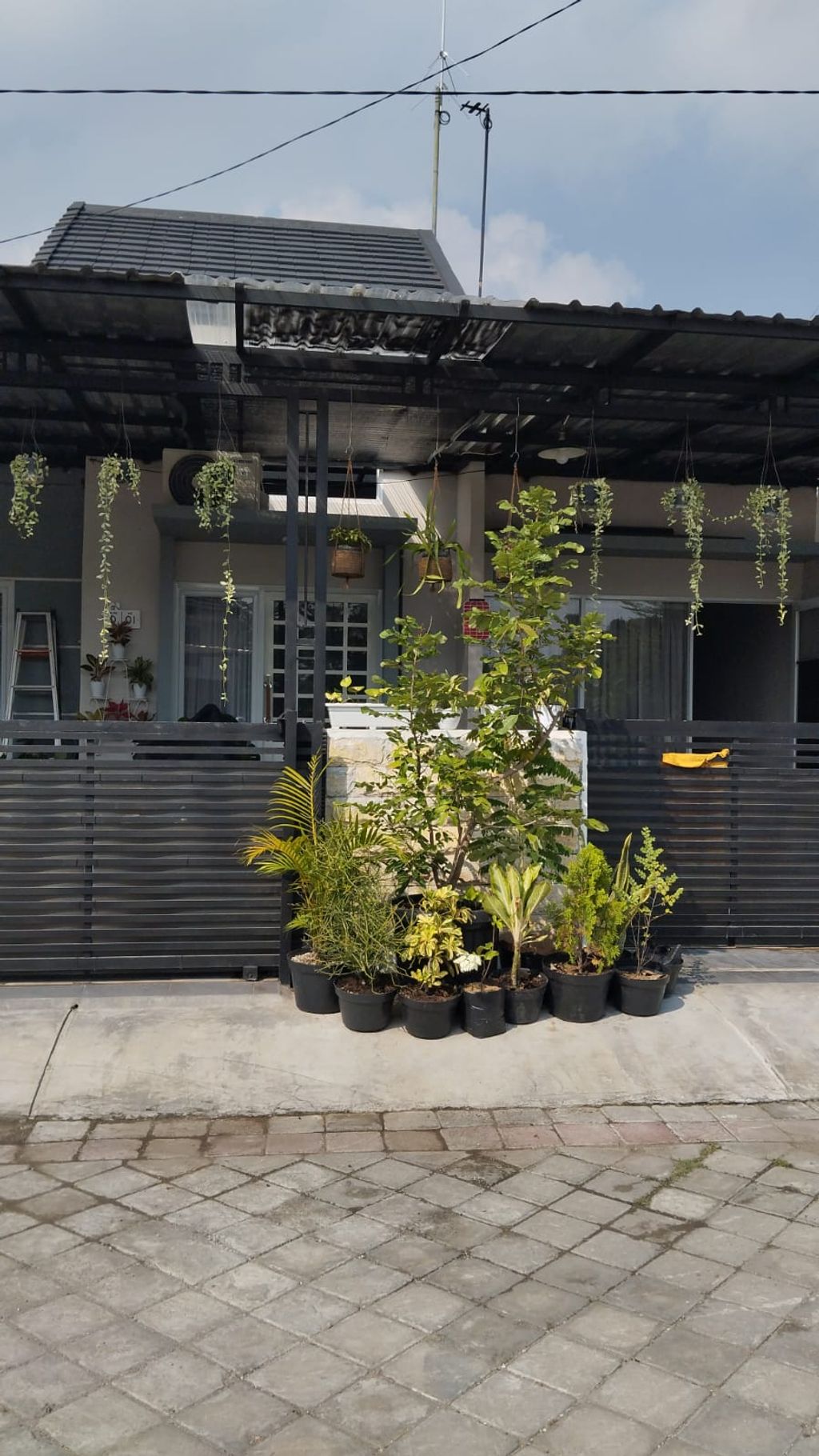 foto tampak rumah tipe SUISEN 32X90 perumahan MUARA GARDEN JAVANA