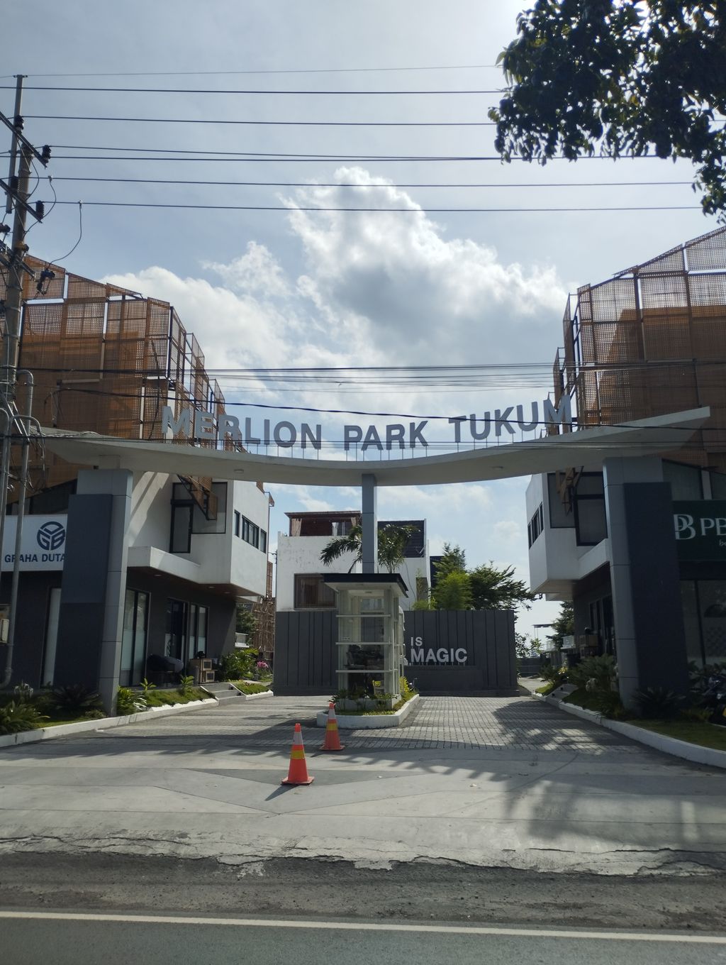 foto gerbang perumahan Merlion Park Tukum 2