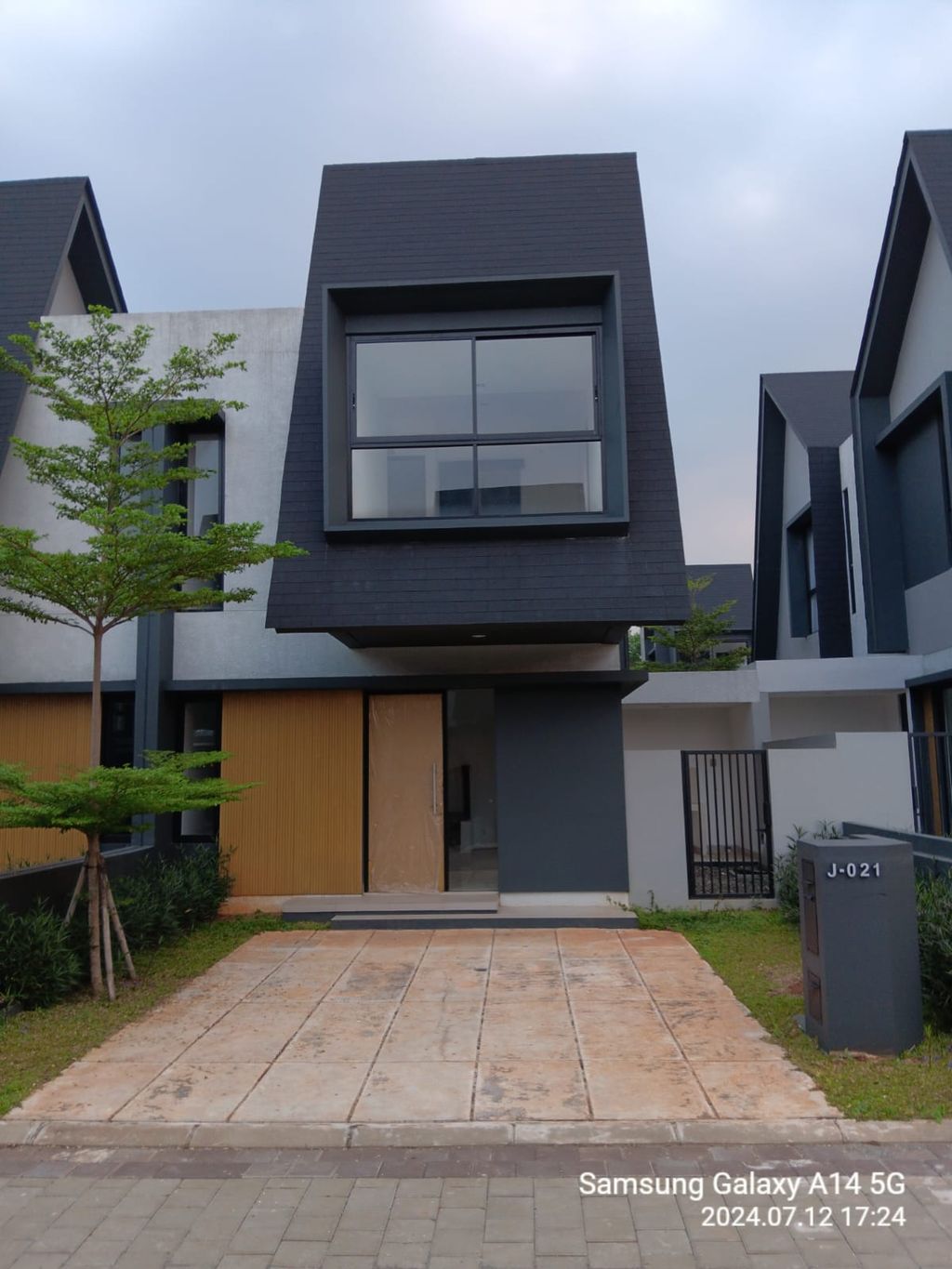 foto tampak rumah tipe THE GROVE J-021 - THE TERRACE perumahan Shila At Sawangan