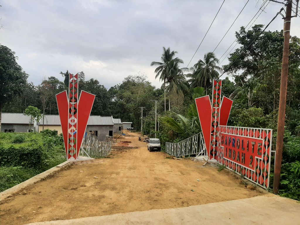 foto gerbang perumahan SAPROLITE INDAH 2