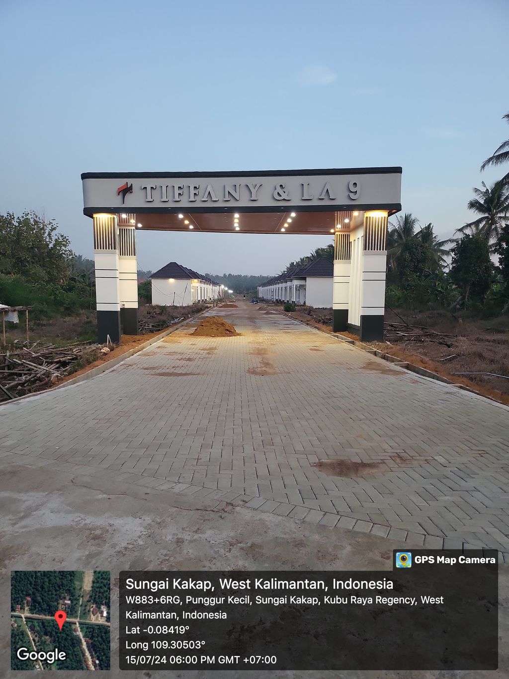 foto gerbang perumahan TIFFANY & LA RESIDENCE 9