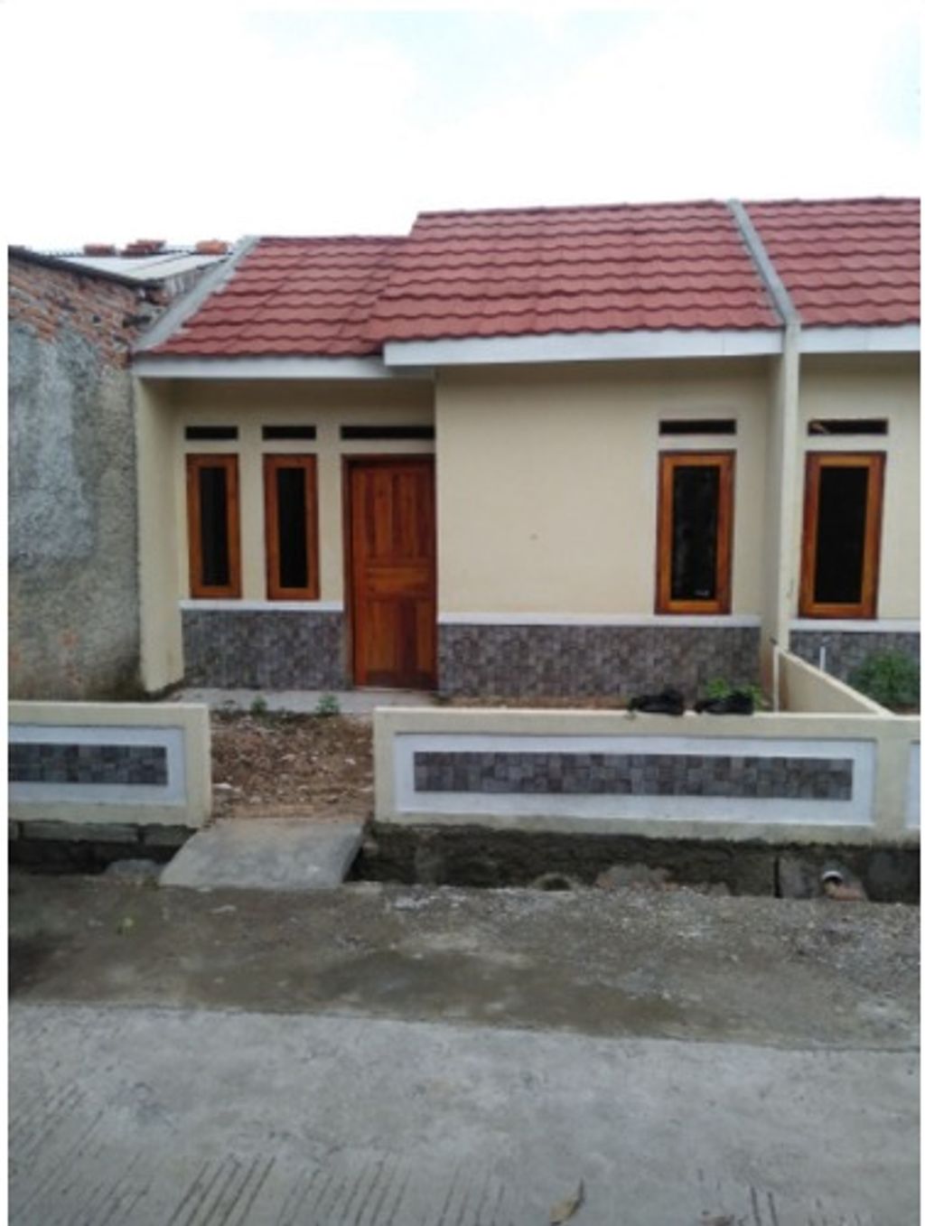 foto tampak rumah tipe 36/60 perumahan MUTIARA BEKASI JAYA I