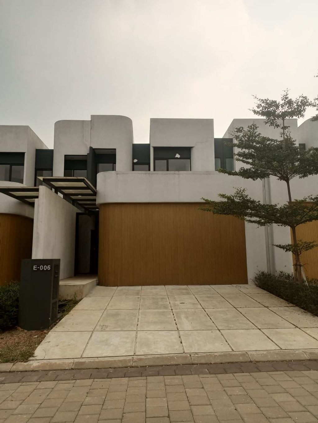 foto tampak rumah tipe The Grove E-006 - The Courtyard perumahan Shila At Sawangan