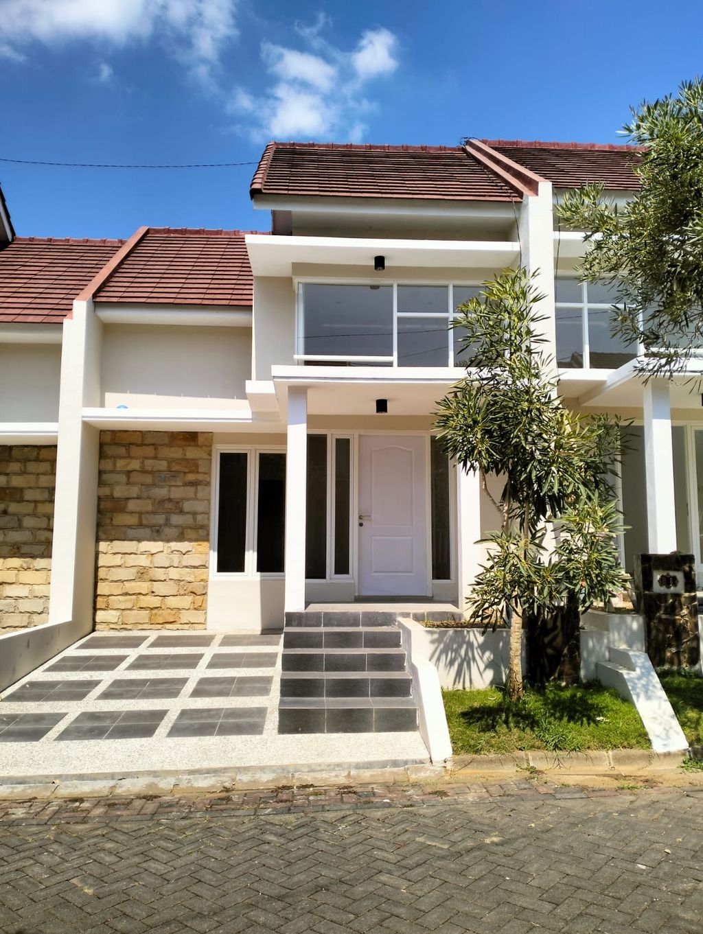 foto tampak rumah tipe 48 perumahan MOUNTAIN BOULEVARD