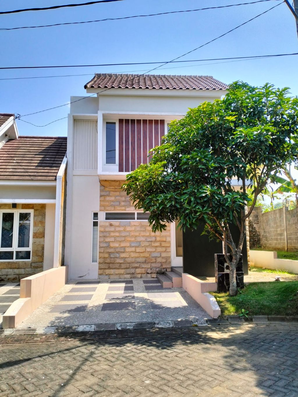 foto tampak rumah tipe 73 perumahan MOUNTAIN BOULEVARD