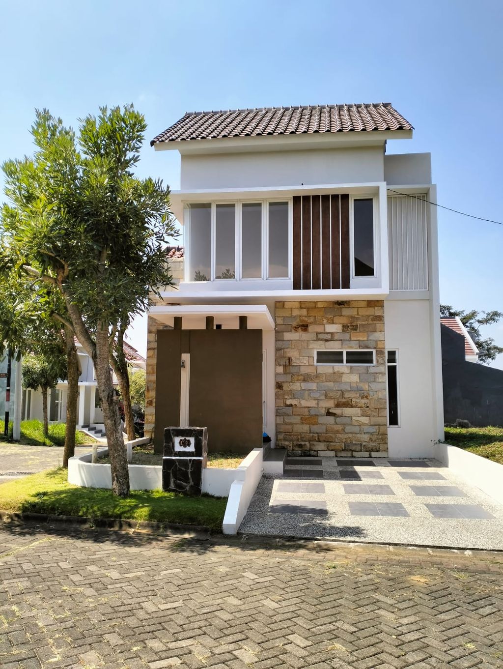 foto tampak rumah tipe 73 HOOK perumahan MOUNTAIN BOULEVARD