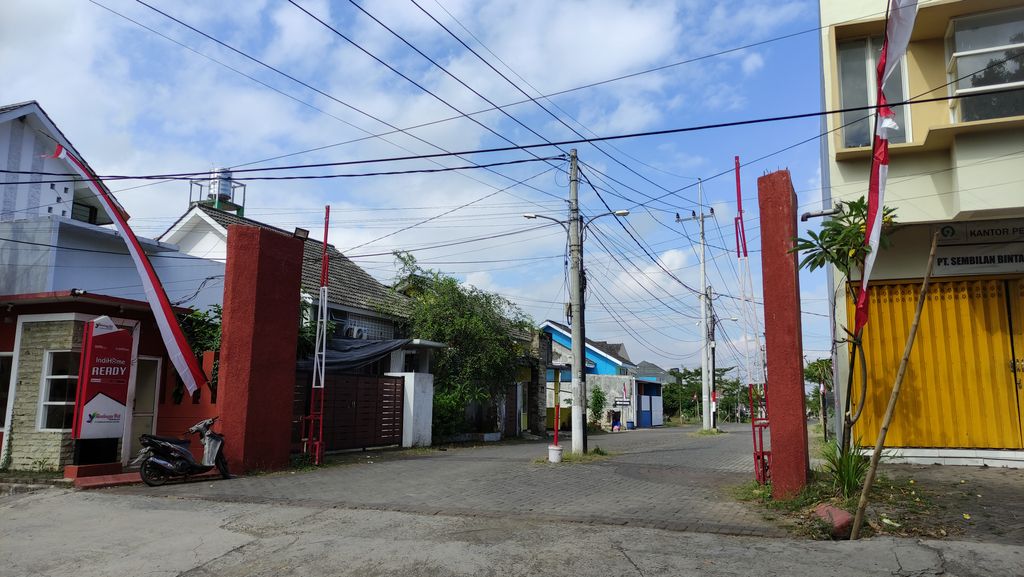 foto gerbang perumahan Rembangan Hill Residence 3