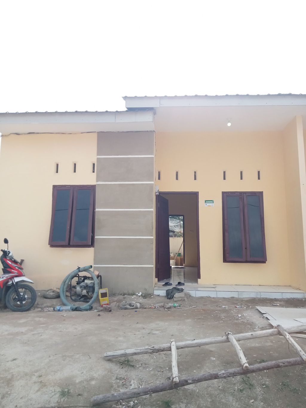 foto tampak rumah tipe 36 (2) perumahan GRIYA PRATAMA NARUMONDA TIGA