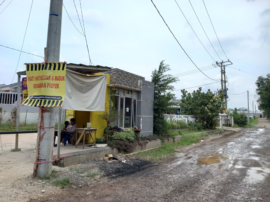 foto gerbang perumahan Kirana Trinit Park 2