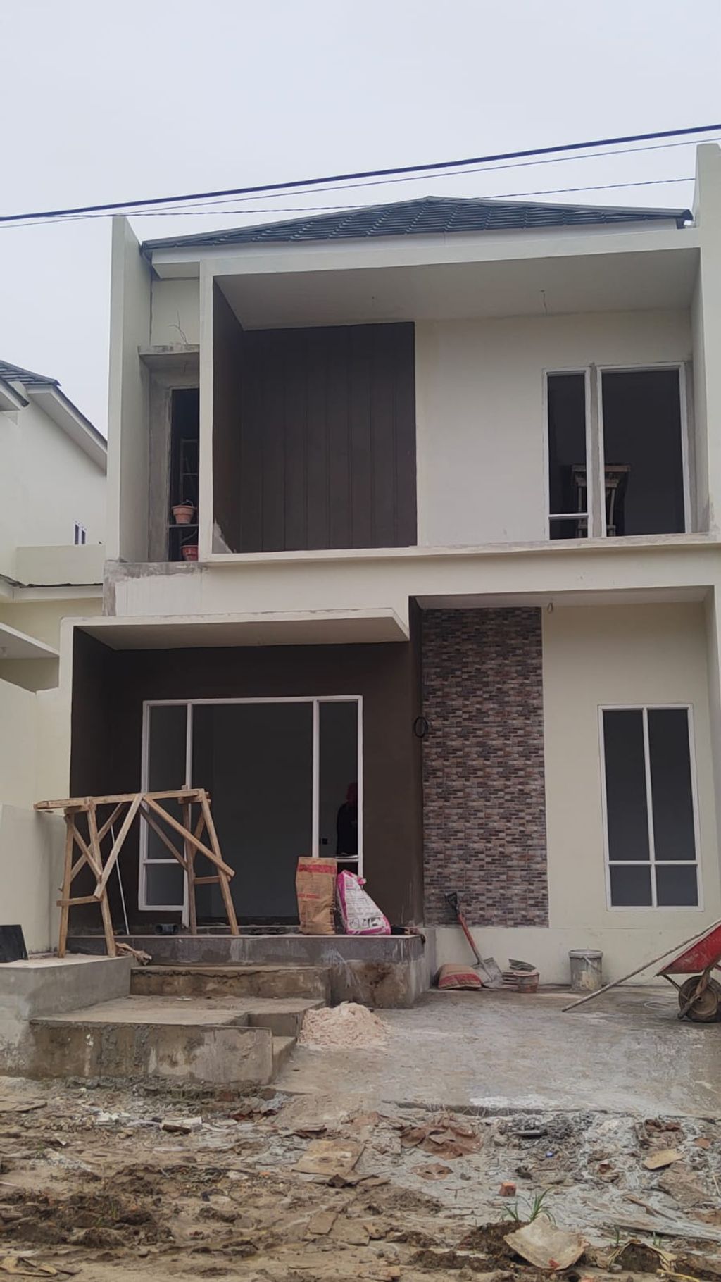 foto tampak rumah tipe 70 balcon perumahan Green Village