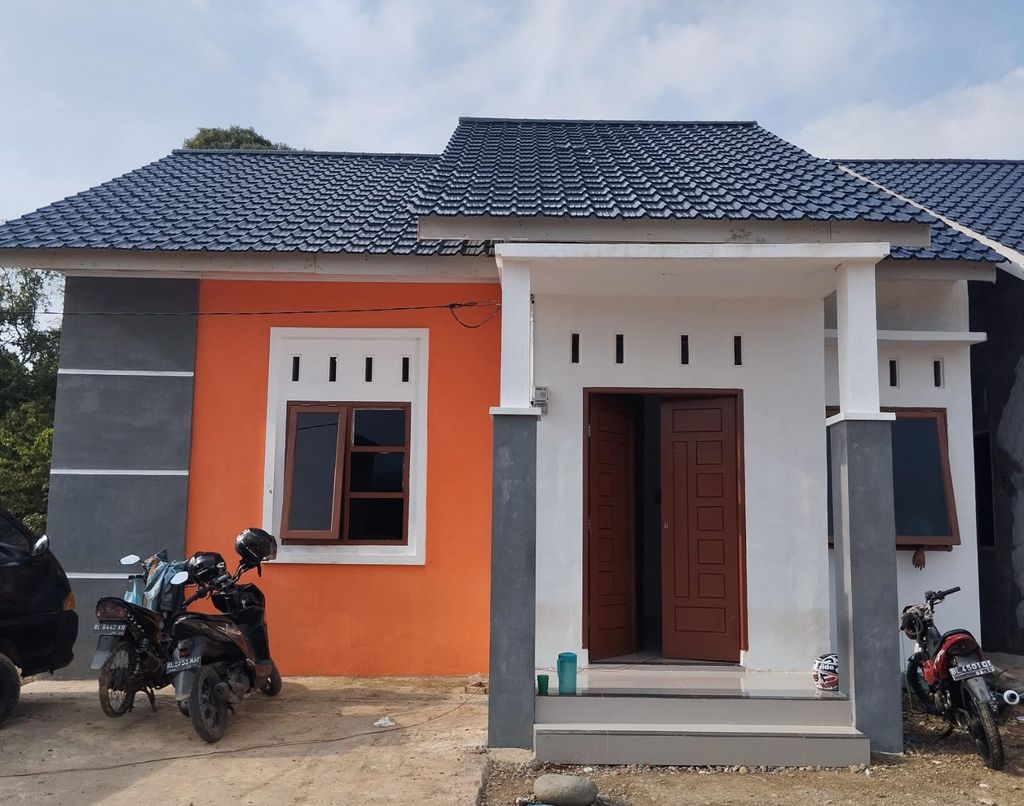foto tampak rumah tipe 64/170 perumahan BUMI CEMARA ASRI