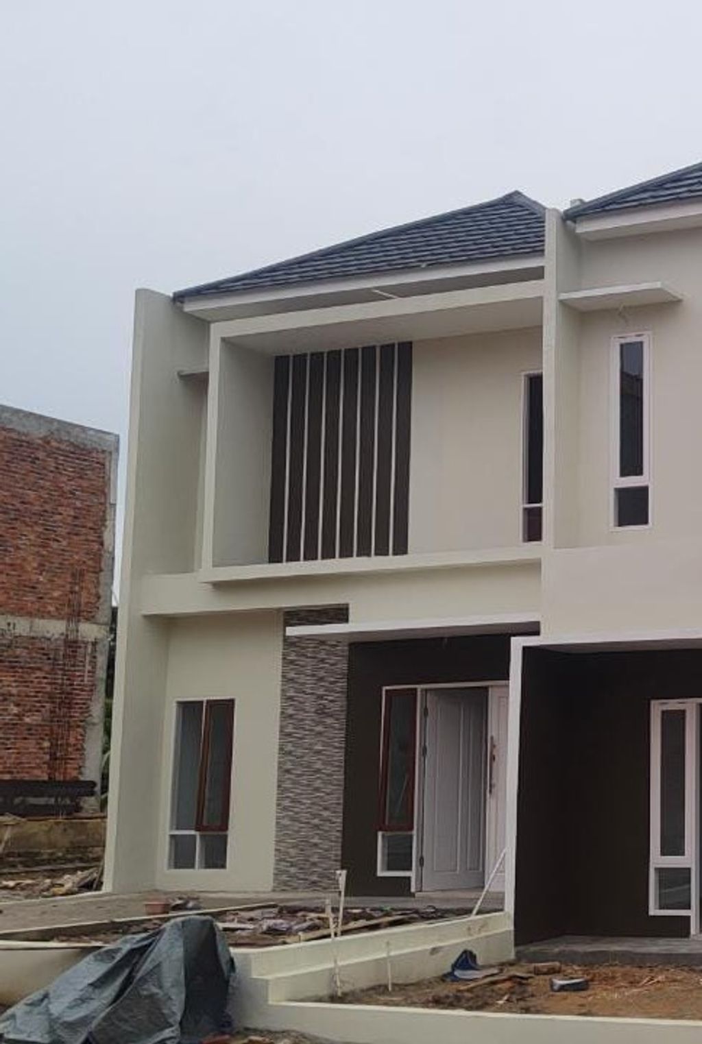 foto tampak rumah tipe T80 BALCON perumahan Green Village