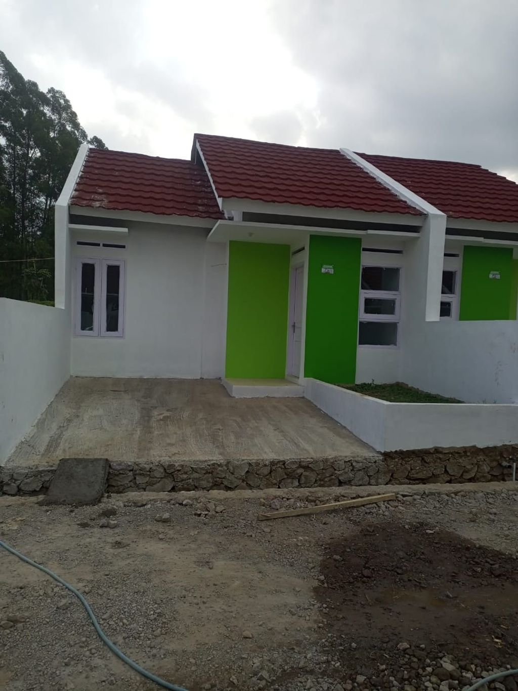 foto tampak rumah tipe 36 / 72 perumahan Perumahan Bumi Cisurupan