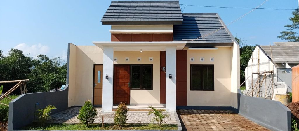 foto tampak rumah tipe Widura perumahan GREEN WANASRI MIJEN