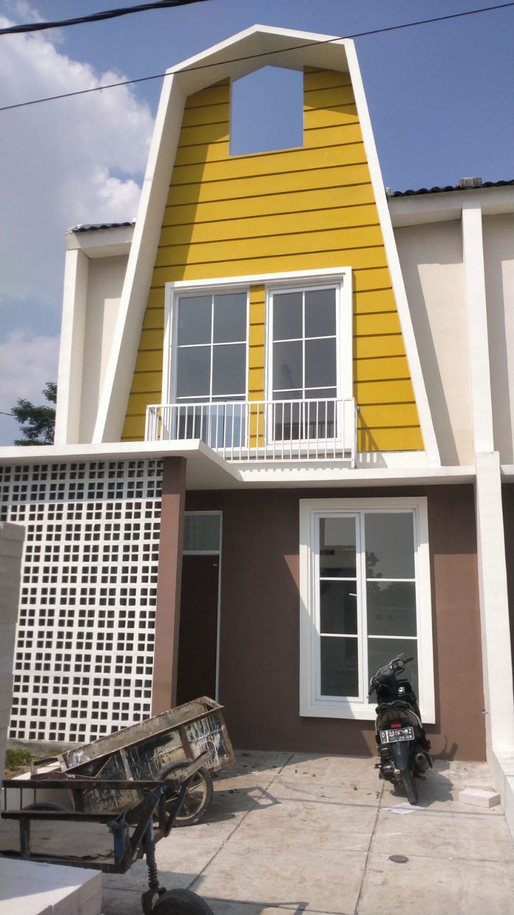 foto tampak rumah tipe 36 Mezanin Amsterdam Classic (389) perumahan Griya Pataruman Asri 3