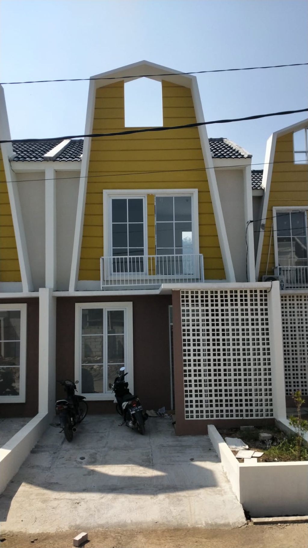 foto tampak rumah tipe 36 Mezanin Amsterdam Classic (383) perumahan Griya Pataruman Asri 3