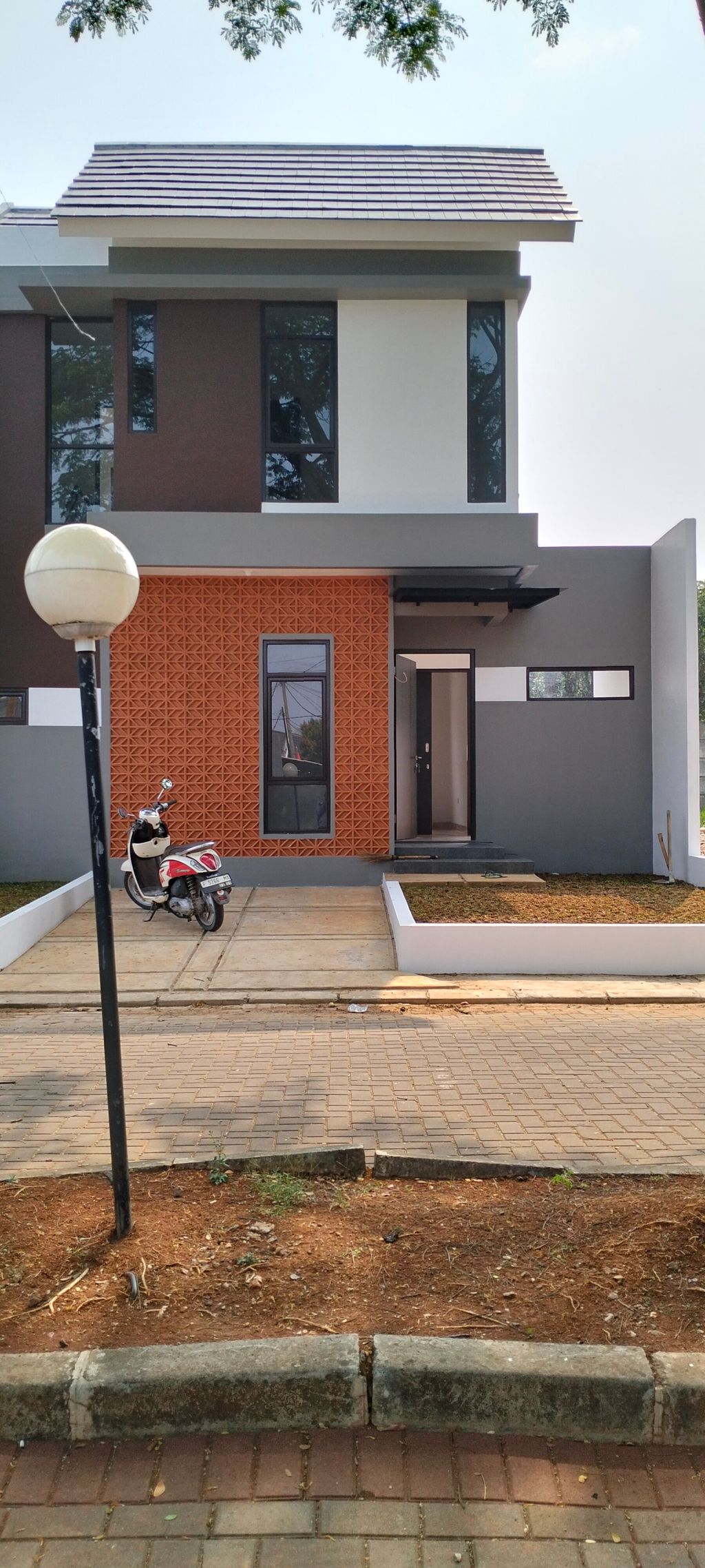 foto tampak rumah tipe 65/138 perumahan PADMA SERPONG