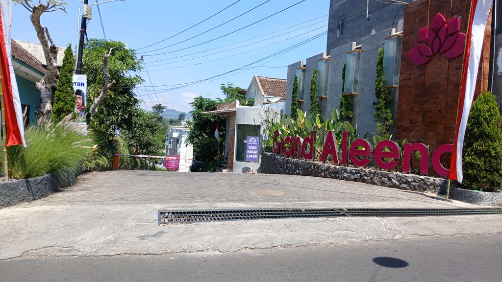 foto gerbang perumahan GRAND ALEENA