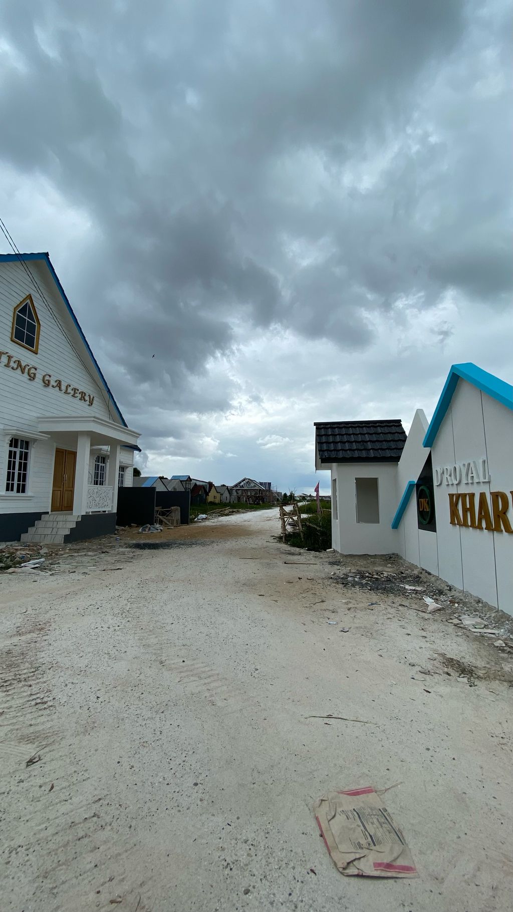 foto gerbang perumahan D'ROYAL KHARISMA