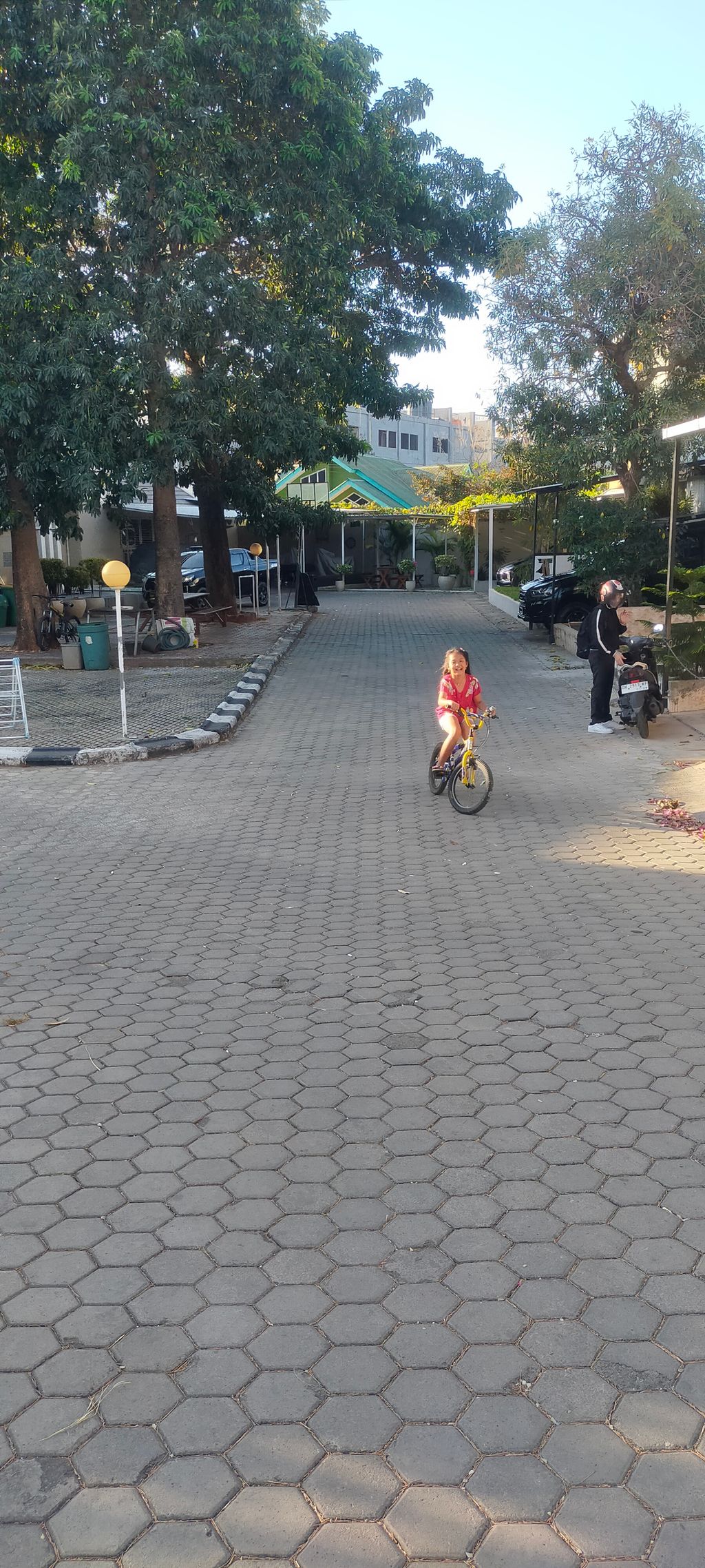 foto posisi tengah perumahan PERUMAHAN EMERALD PARK
