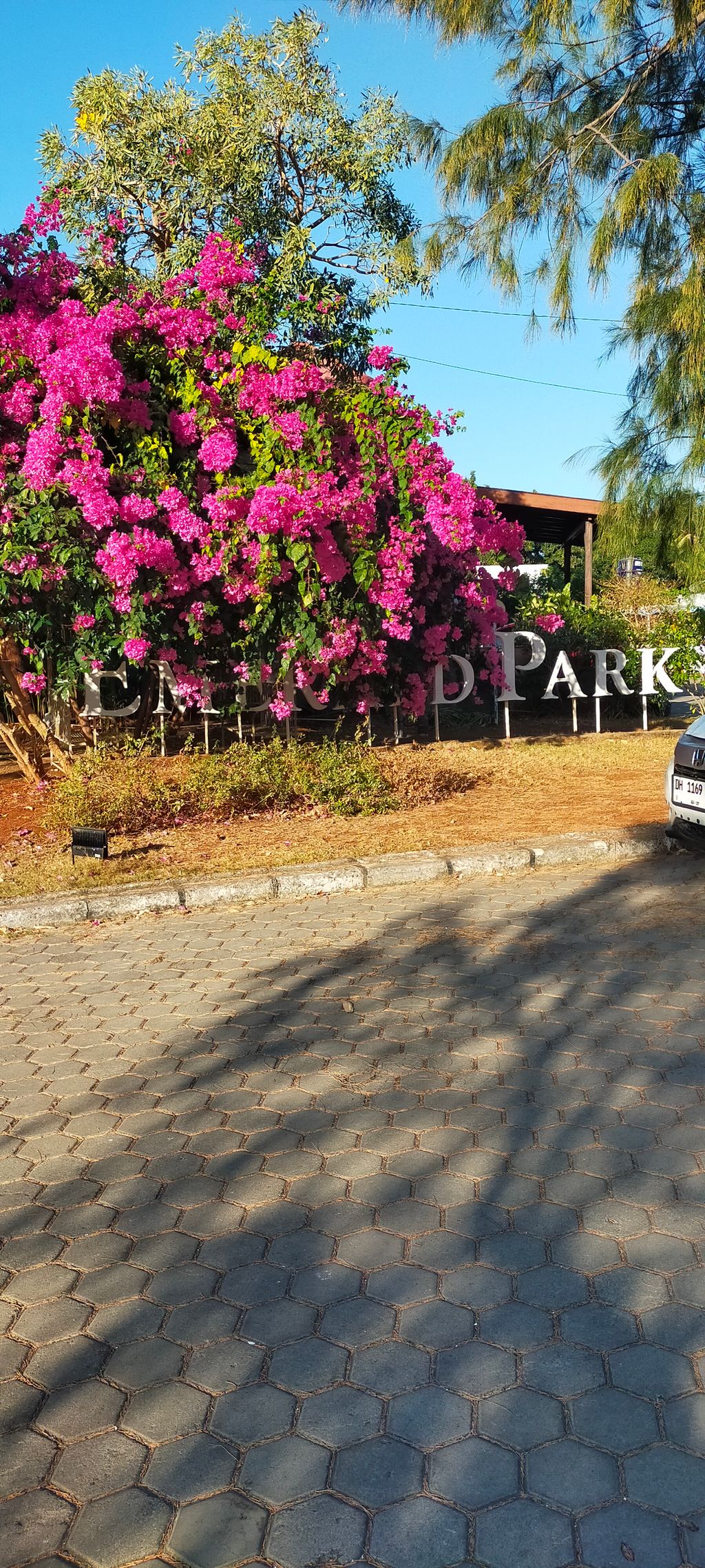 foto gerbang perumahan PERUMAHAN EMERALD PARK