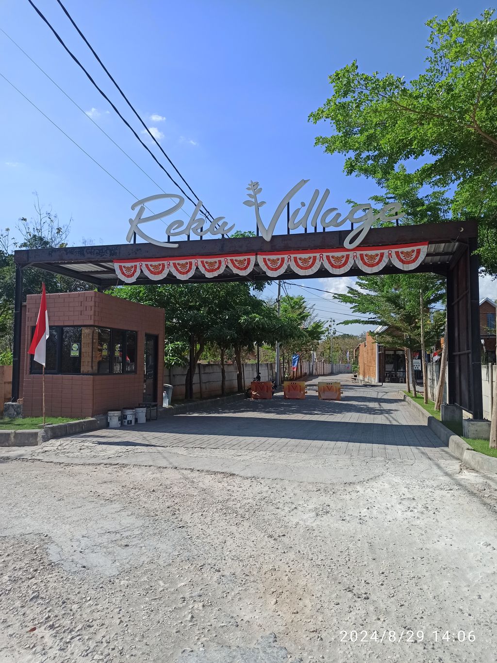 foto gerbang perumahan REKA VILLAGE TAHAP 3