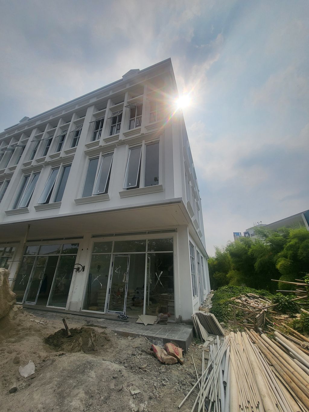 foto tampak rumah tipe E perumahan KOTA MODERN - CLUSTER WATERFRONT - RUKO MWALK EXTENTION