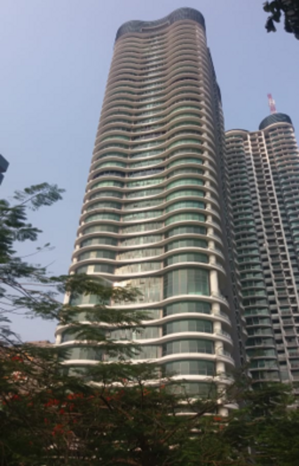 foto tampak rumah tipe New Presidential T1 perumahan St. Moritz Puri