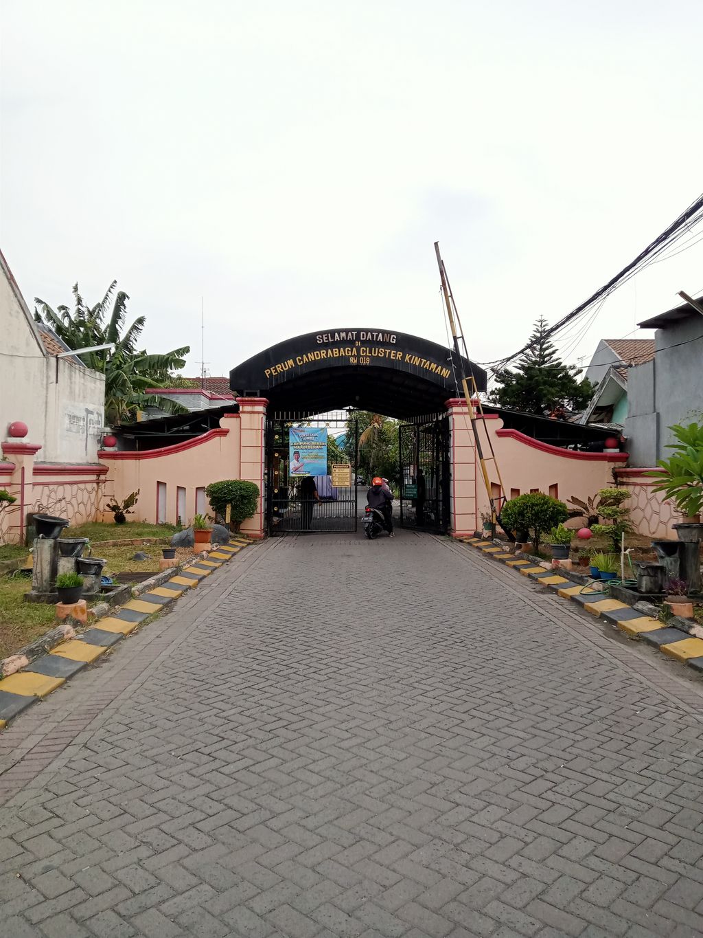 foto gerbang perumahan CANDRABAGA 2