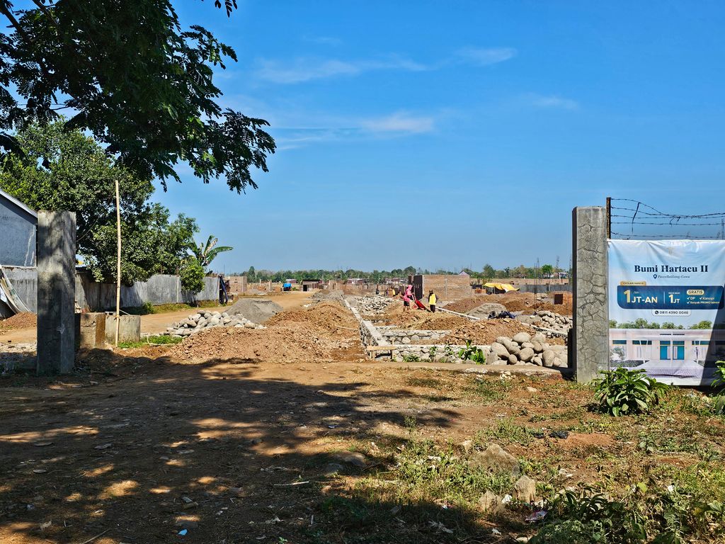 foto gerbang perumahan BUMI HARTACU II